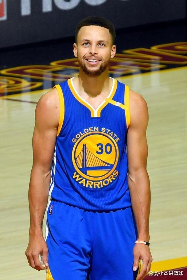 库里重返赛场，领先优势明显首场状态出色，切尔西观众沸腾！